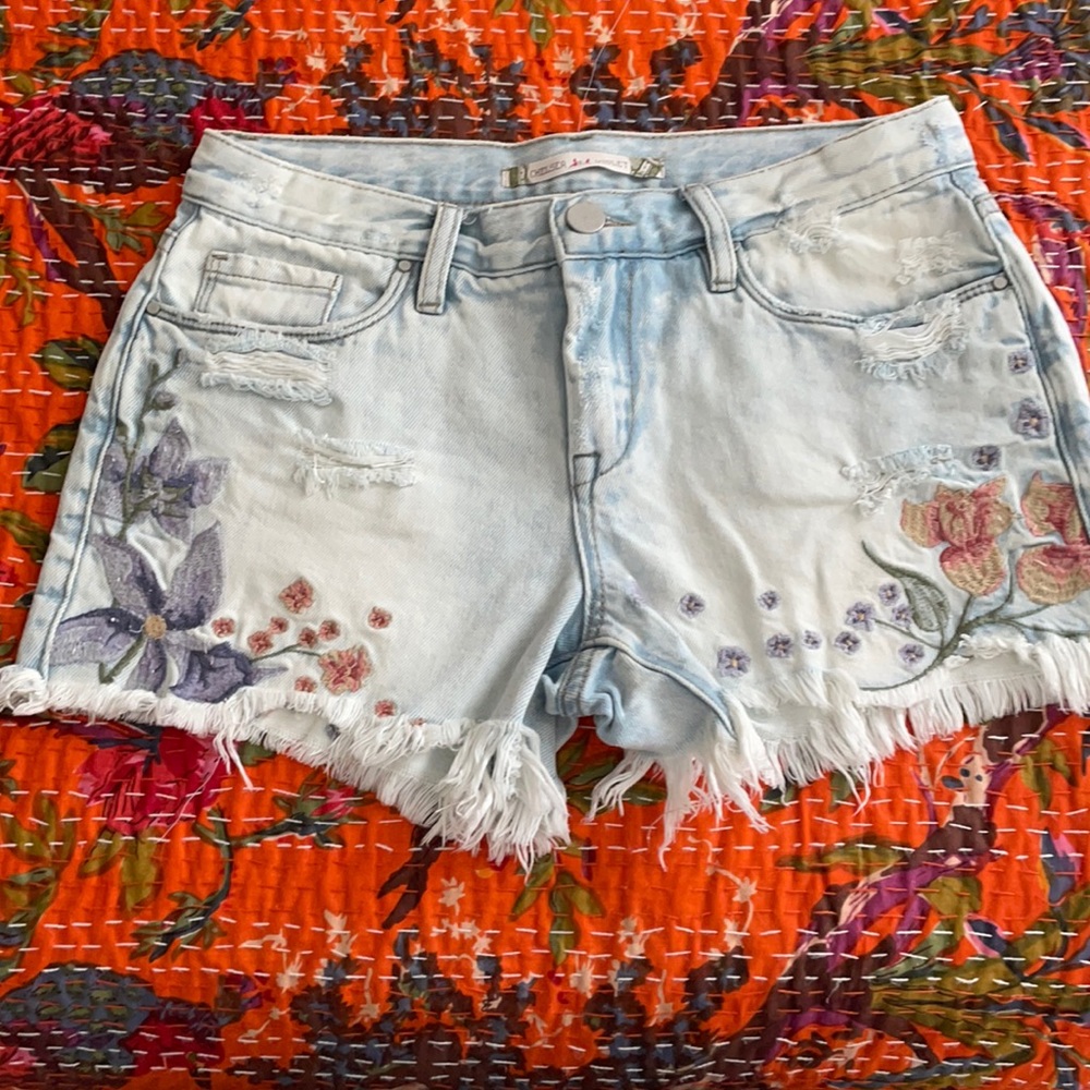 *not for sale* Short Flower Embroidered Distressed Shorts